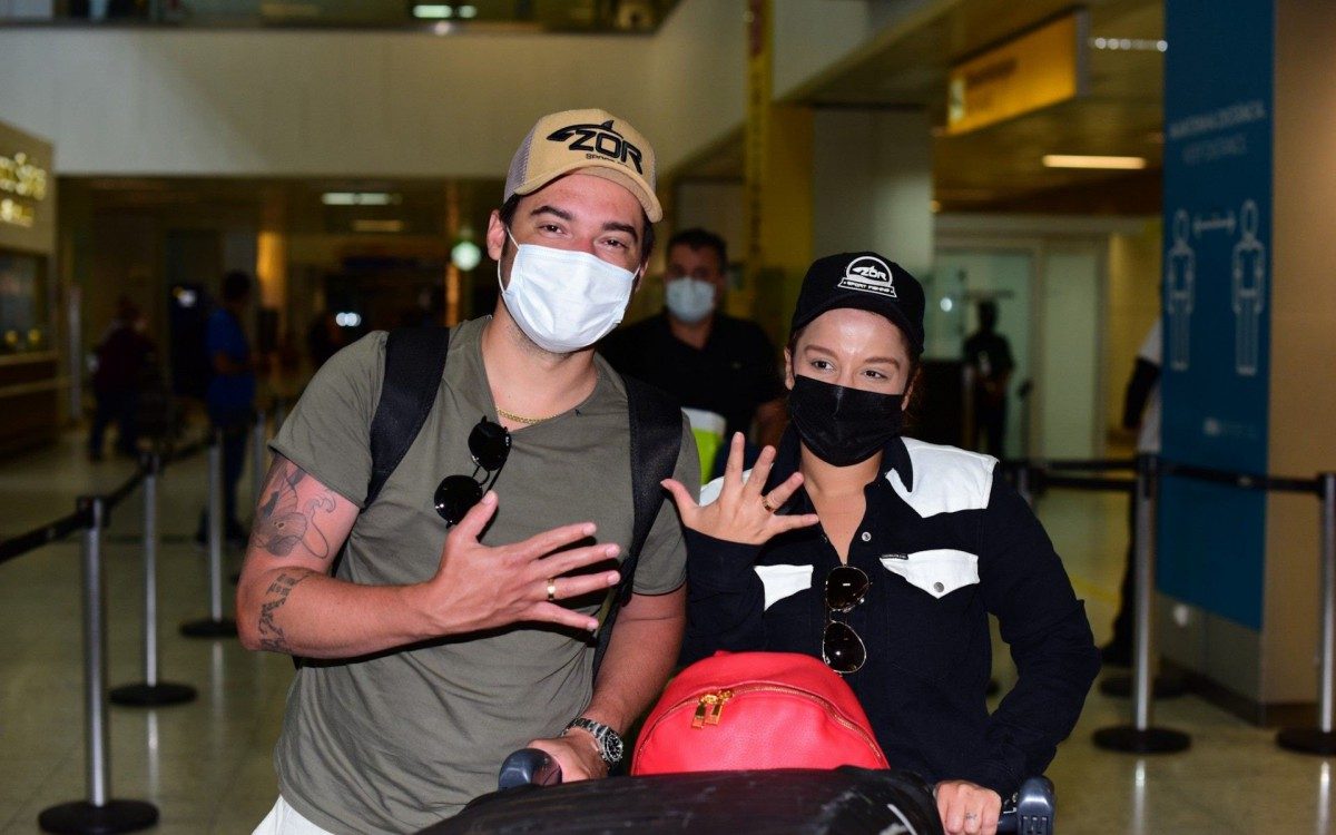 Fernando Zor e Maiara desembarcaram no aeroporto de Guarulhos, em São Paulo, na manhã deste domingo