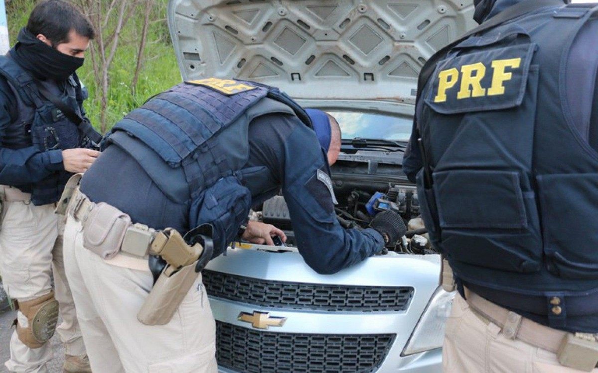 Policiais rodoviários encontraram 18kg em compartimento secreto dentro do veículo do casal. - Divulgação/PRF