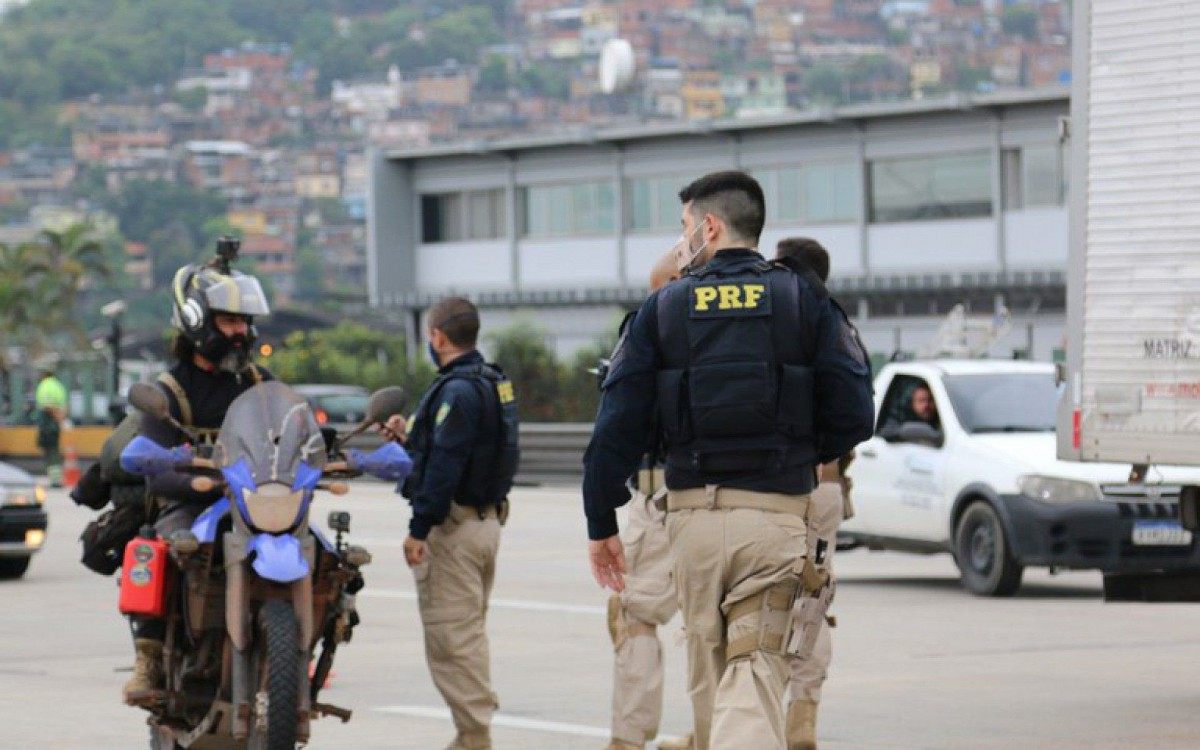 PRF multa a cada duas horas por cobertura de placa, que é a causa principal de acidentes no trânsito. - Divulgação/PRF