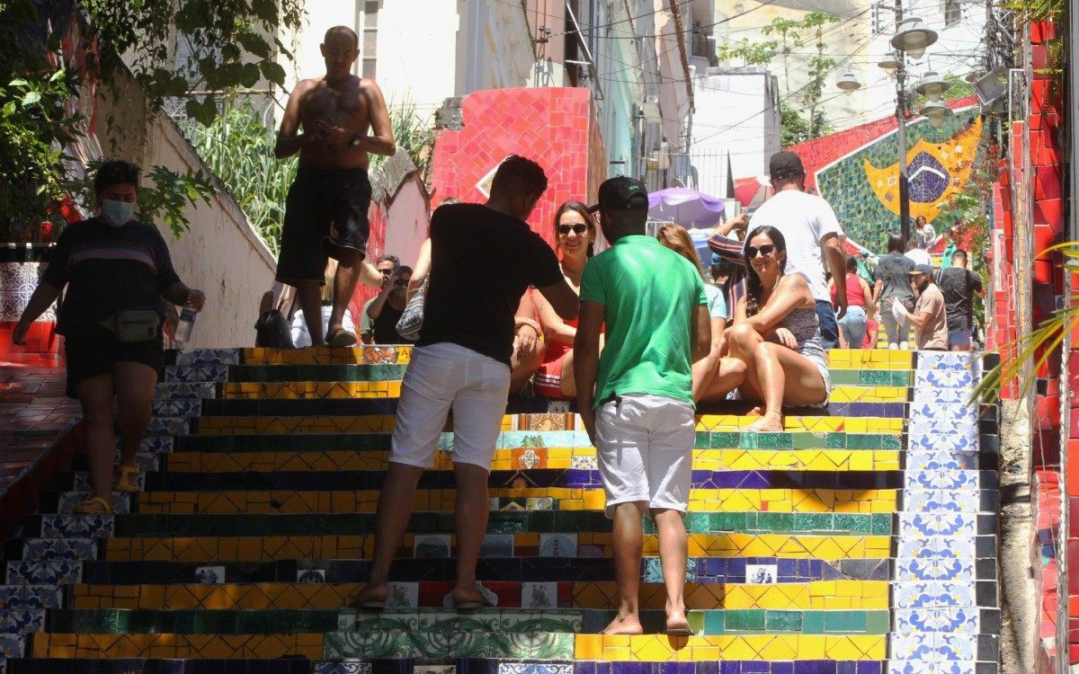 Aglomeração no domingo de carnaval. Na foto, a movimentação na escadaria Selaron, na Lapa.