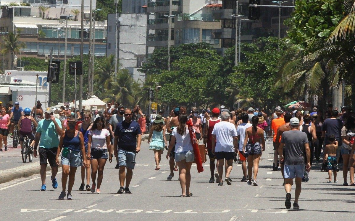 Domingo de Carnaval teve movimentação de cariocas e turistas na orla de Ipanema, na Zona Sul do Rio - Estefan Radovicz 