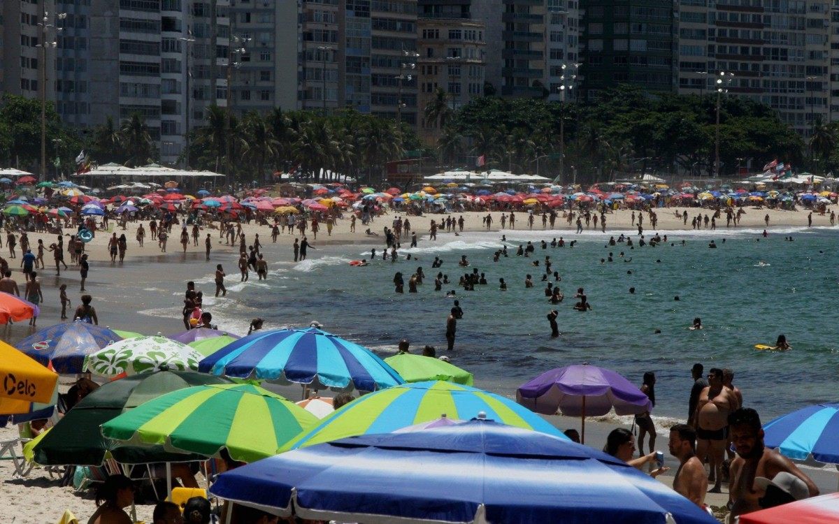 Aglomeração no domingo de carnaval. Na foto, a movimentação em Copacabana.