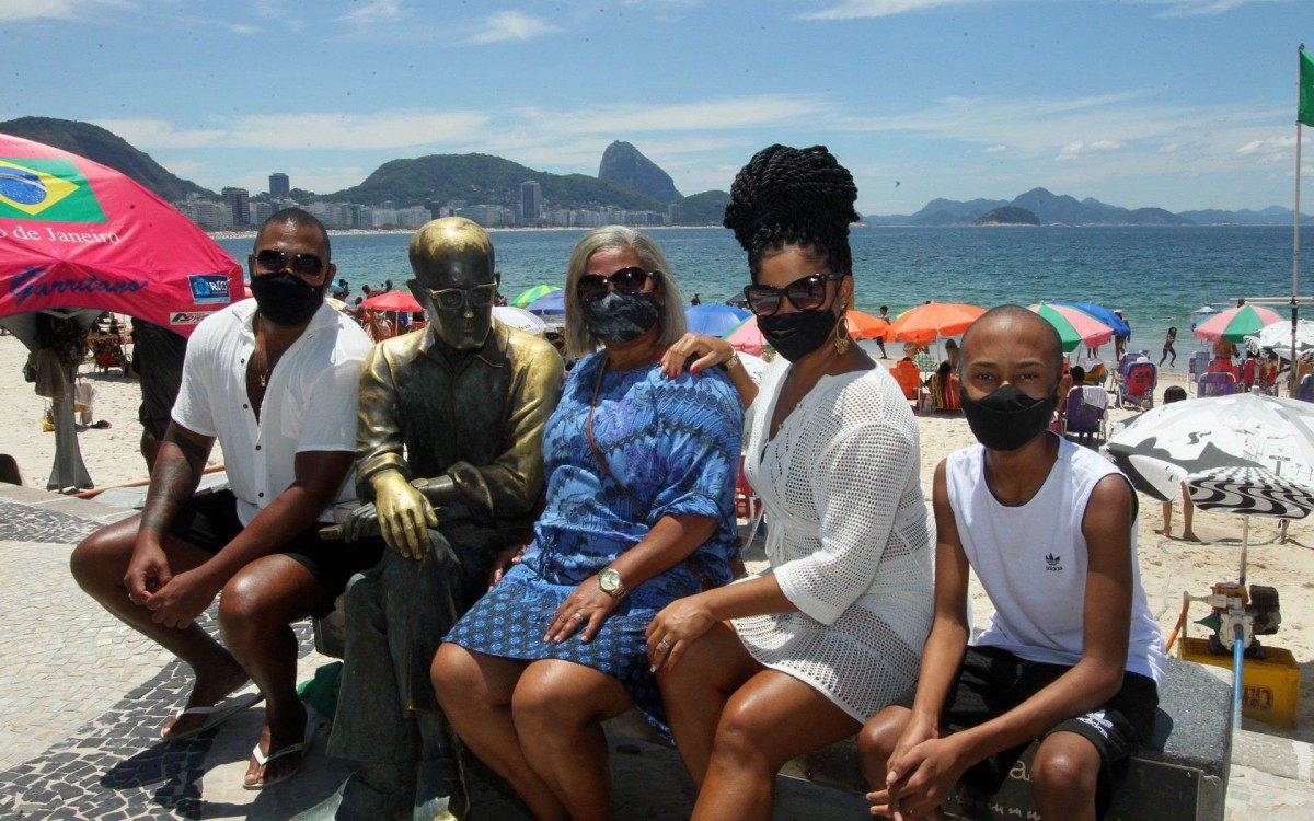 Aglomeração no domingo de carnaval. Na foto, a movimentação em Copacabana. Família da Bahia com a estátua de Drummond.Fernando de Sousa,32,Ilda Reis,57,Alessandra de Sousa,32 e o pequeno Samuel de Sousa,10.