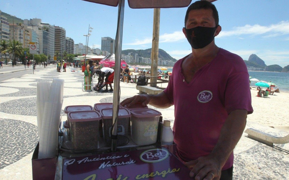 Aglomeração no domingo de carnaval. Na foto, a movimentação em Copacabana. Na foto, o vendedor ambulante,Marcelo Pires.