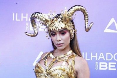 Anitta surge poderosa em look inspirado em seu signo para live show
