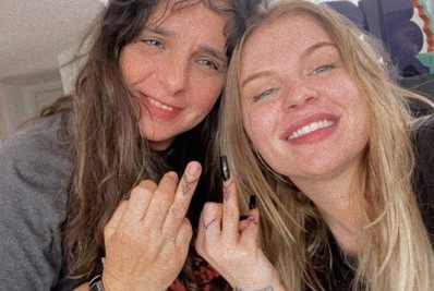 Luísa Sonza faz tatuagem com a sogra