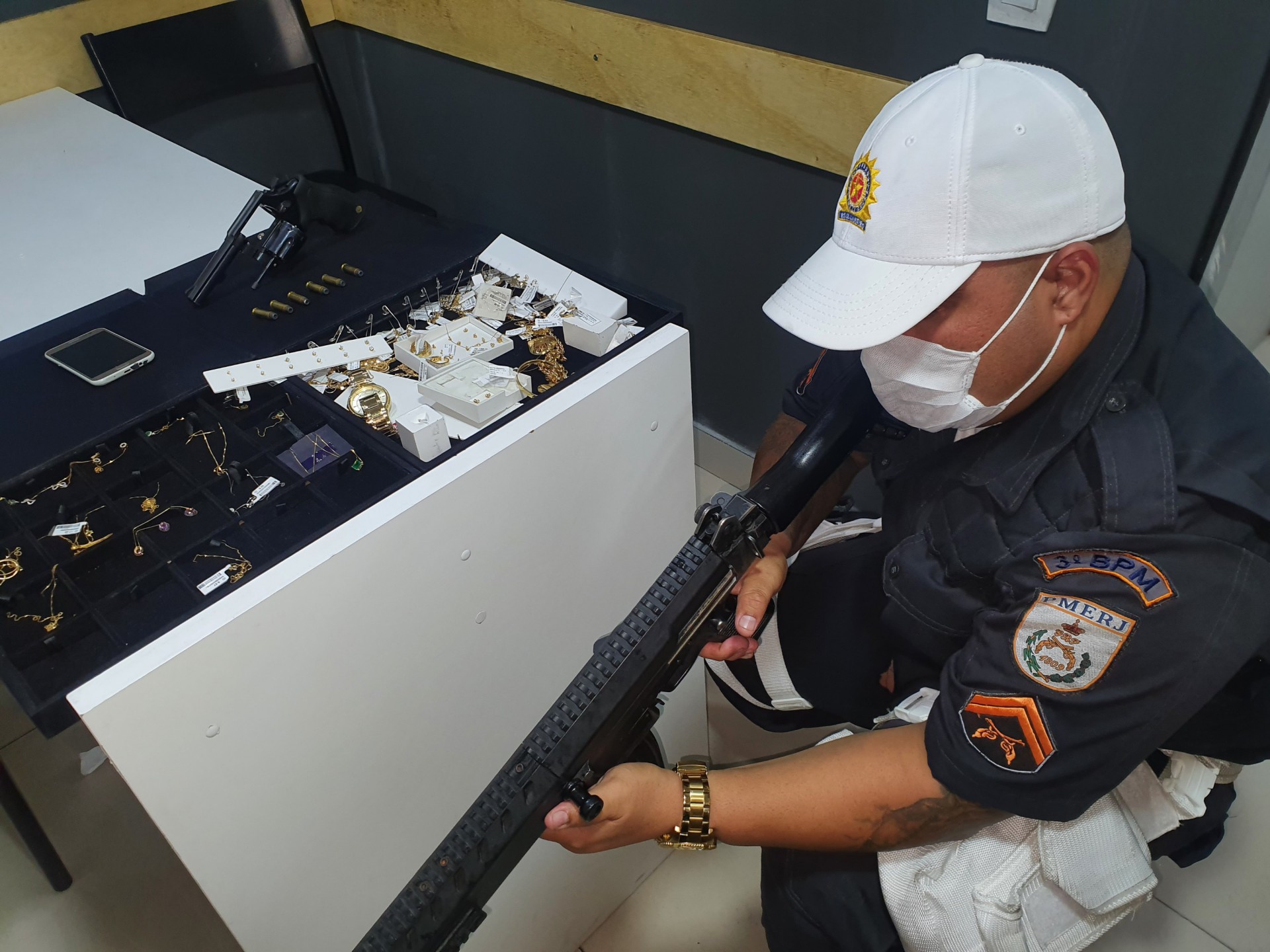 Homem &eacute; preso assaltando joalheria no Norte Shopping