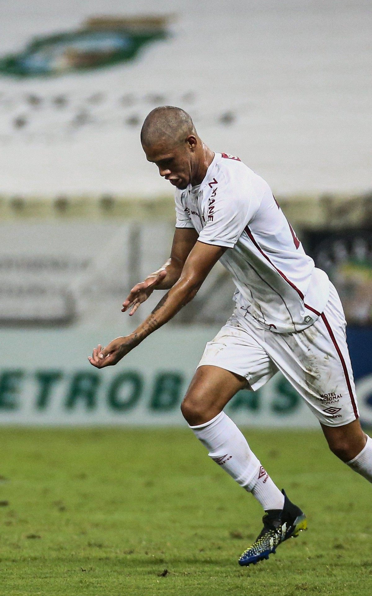 Samuel, de 20 anos, celebra o gol de cabeça que fechou o show de Xerém na vitória por 3 a 1 sobre o Ceará - Lucas Merçon/Fluminense