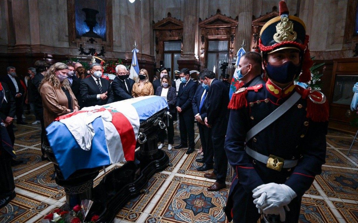 Senador desde 2005, Menem foi homenageado no Congresso pelo presidente Alberto Fernández e pela vice-presidente Cristina Kirchner