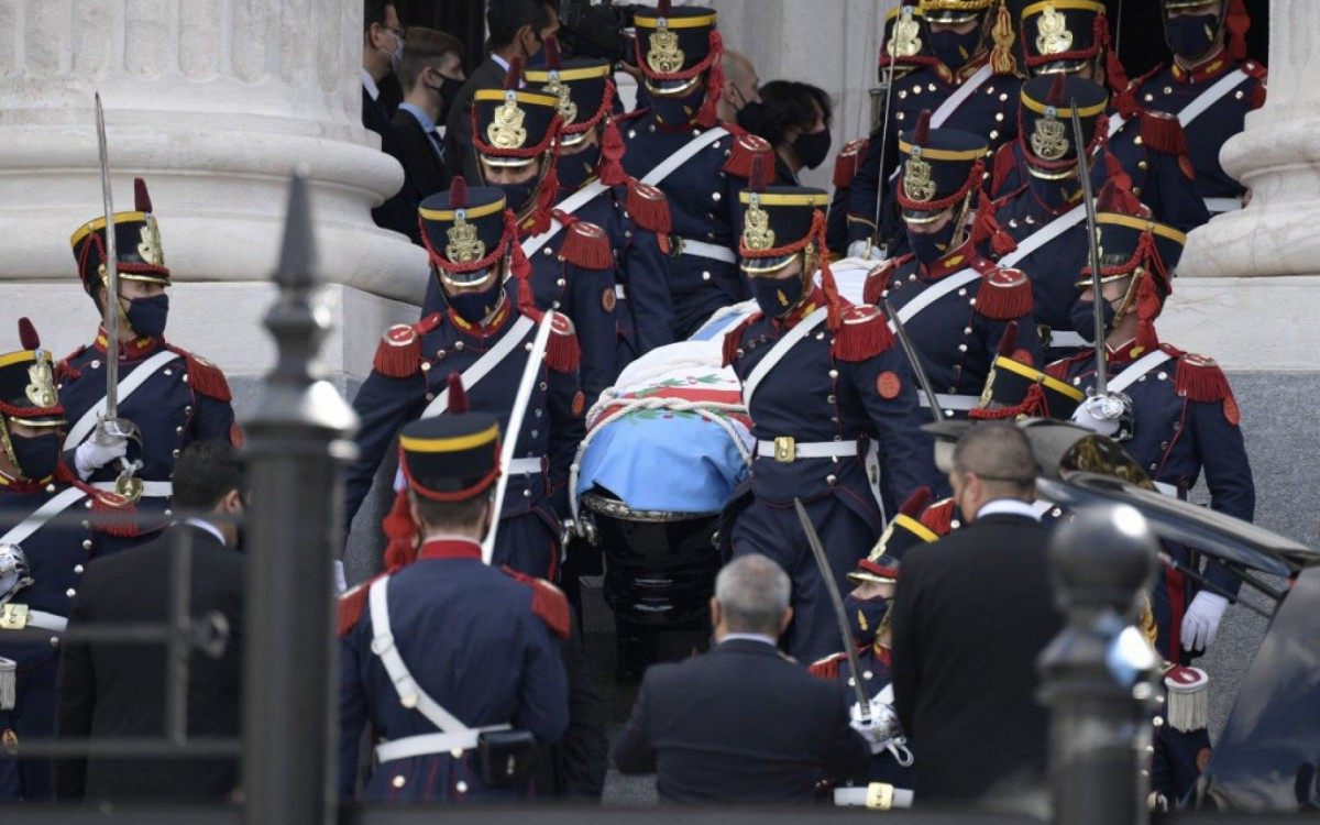 Senador desde 2005, Menem foi homenageado no Congresso pelo presidente Alberto Fernández e pela vice-presidente Cristina Kirchner