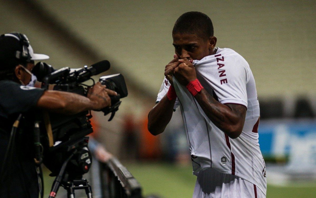 Fortaleza - 15/02/2021 - Arena Castelão..Fluminense enfrenta o Ceará esta noite em Fortaleza pela 36ª rodada do Campeonato Brasileiro 2020..FOTO: LUCAS MERÇON / FLUMINENSE F.C....IMPORTANTE: Imagem destinada a uso institucional e divulgação, seu.uso comercial está vetado incondicionalmente por seu autor e o.Fluminense Football Club.É obrigatório mencionar o nome do autor ou.usar a imagem....IMPORTANT: Image intended for institutional use and distribution..Commercial use is prohibited unconditionally by its author and.Fluminense Football Club. It is mandatory to mention the name of the.author or use the image....IMPORTANTE: Imágen para uso solamente institucional y distribuición. El.uso comercial es prohibido por su autor y por el Fluminense Football.Club. És mandatório mencionar el nombre del autor ao usar el imágen. - Lucas Mercon