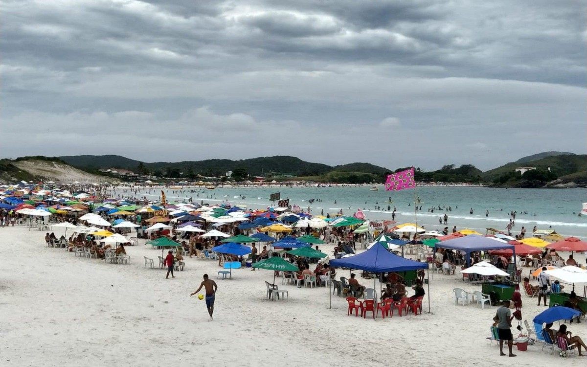 Praia do Forte, em Cabo Frio, mesmo com clima chuvoso, banhistas compareceram em número expressivo, apesar da pandemia - Ludmila Lopes