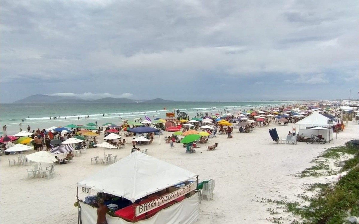 Praia do Forte cheia apesar da pandemia e da chuva
