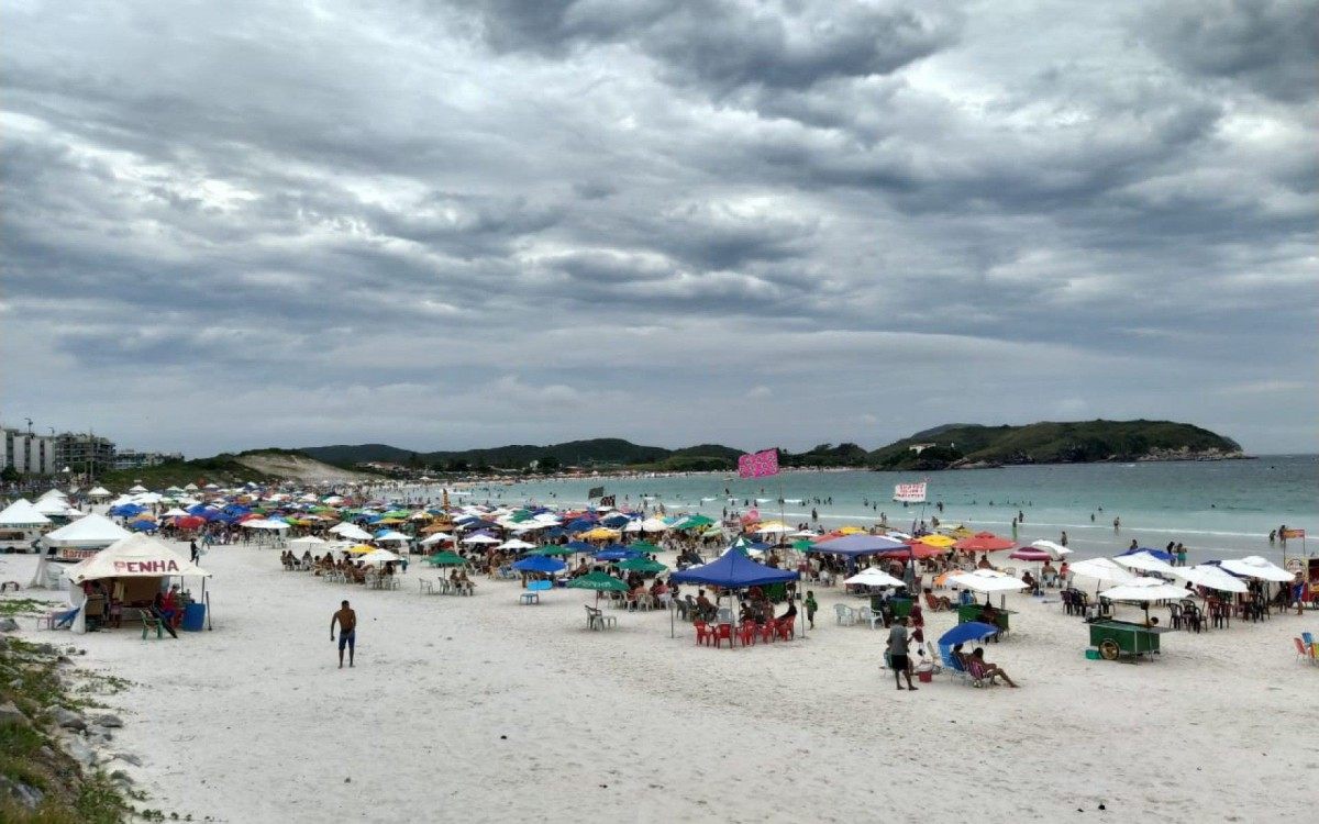 Praia do Forte cheia apesar da pandemia e da chuva