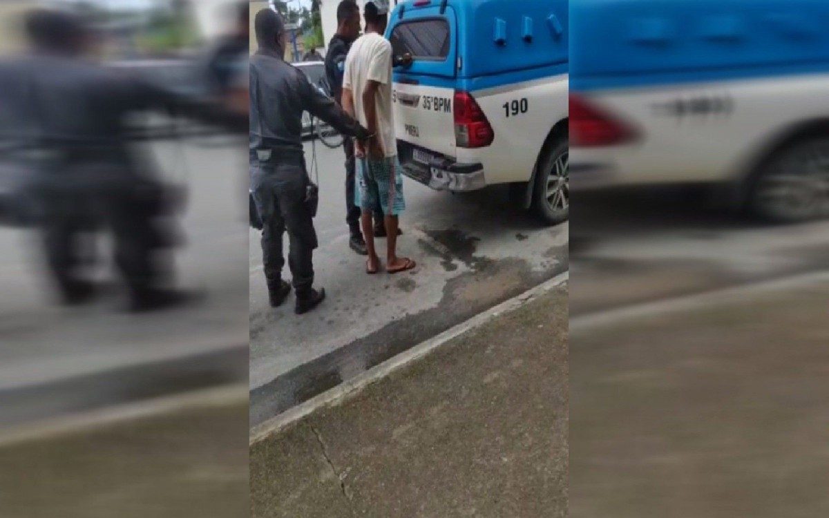 Testemunhas registraram o momento da prisão de um dos suspeitos - Foto: Reprodução / Redes Sociais