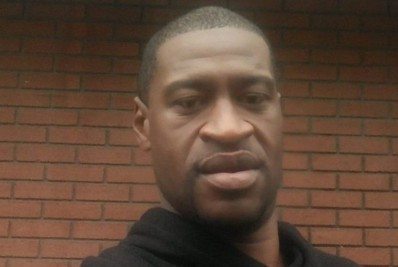 Biden recebe família de George Floyd, mas lei contra violência policial continua pendente