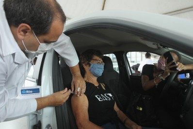 Após vídeos de vacinas com ar, enfermeiros mostram cada etapa da vacinação a idosos e parentes