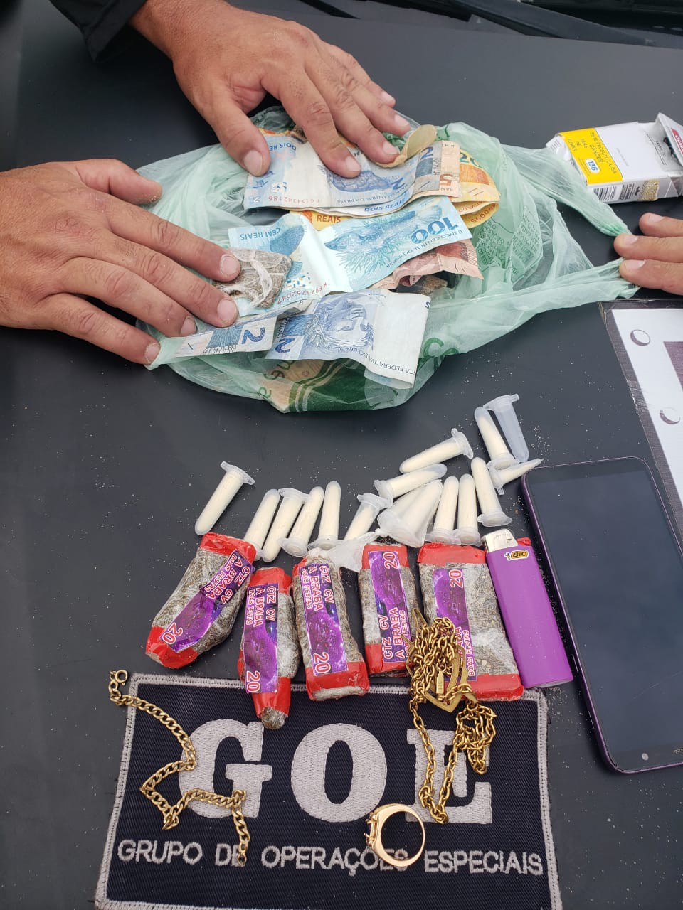Com os presos foram encontrados seis tabletes de maconha, quinze pinos de coca&iacute;na e 375 reais - Divulga&ccedil;&atilde;o