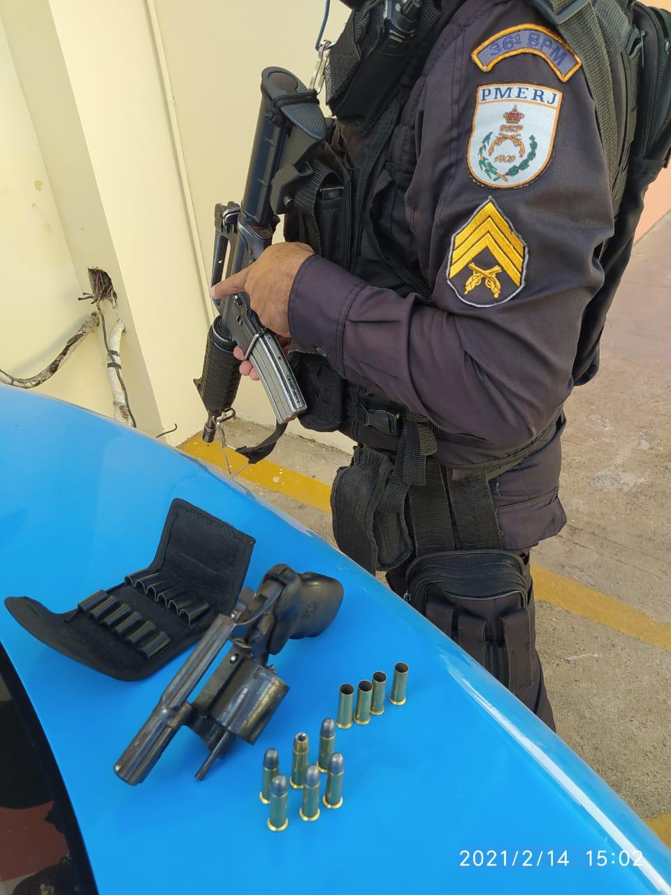 O fato foi presentado ao plantão da 136ª DP, onde envolvido foi autuado em flagrante por porte ilegal de arma. - Foto: divulgação