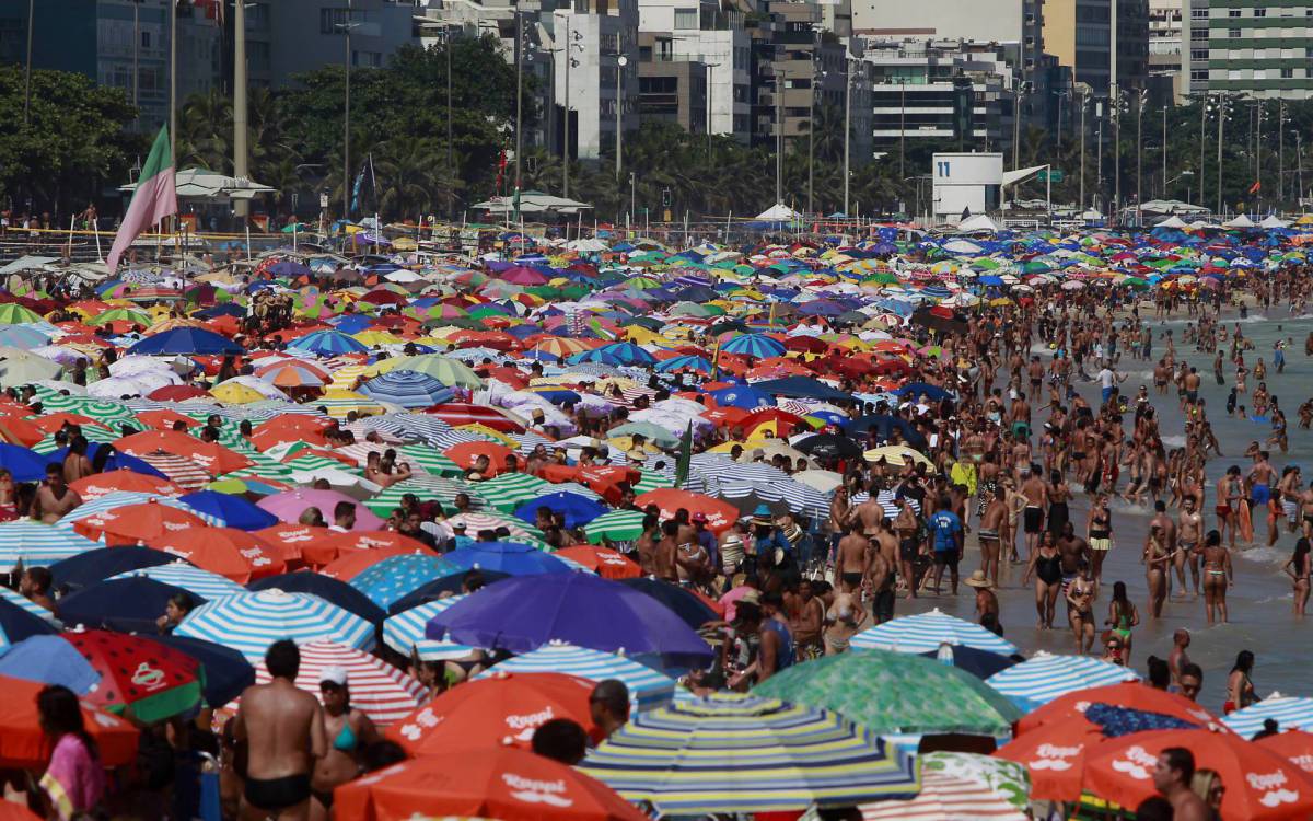 Rio de Janeiro 16/02/2021 - Dia de calor e praia cheia no Leblon. Foto: Luciano Belford/Agencia O Dia