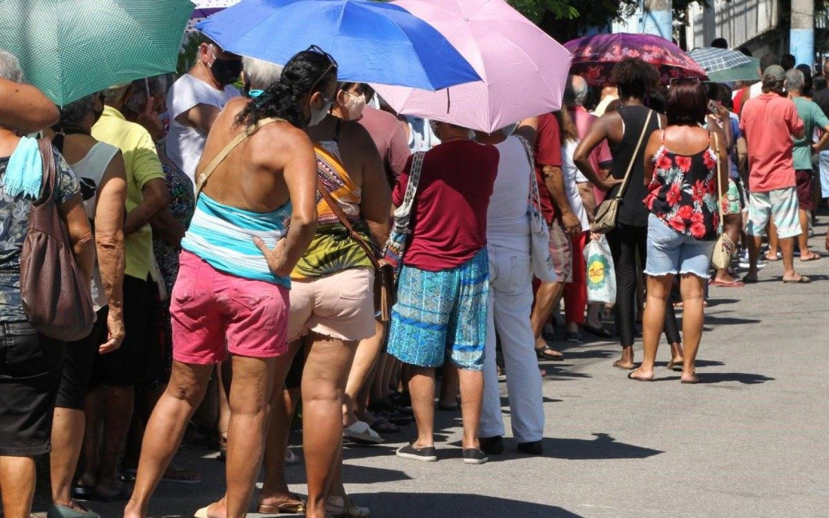 Fila para vacina&ccedil;&atilde;o no Polo Sanit&aacute;rio Washington Luiz Lopes, em S&atilde;o Gon&ccedil;alo - Estefan Radovicz / Agência O Dia