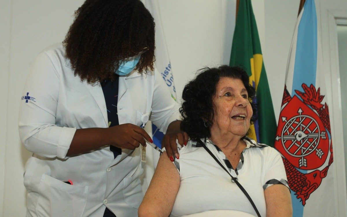 Vacina&ccedil;&atilde;o na Cl&iacute;nica da Fam&iacute;lia, Est&aacute;cio de S&aacute;, no Rio Comprido. Na foto, a senhora,Sebastiana Bione(camisa branca).