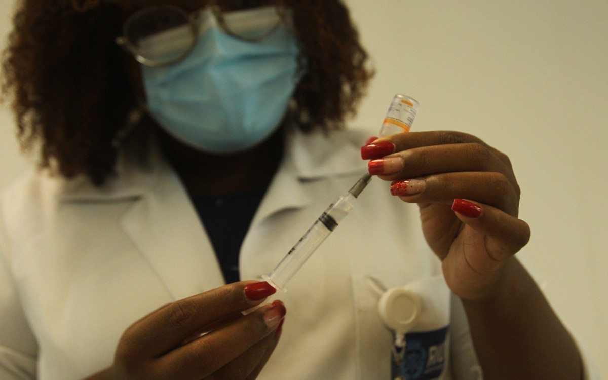 Vacinação na Clínica da Família, Estácio de Sá, no Rio Comprido. Na foto, preparação para a Vacina. - Estefan Radovicz / Agência O Dia