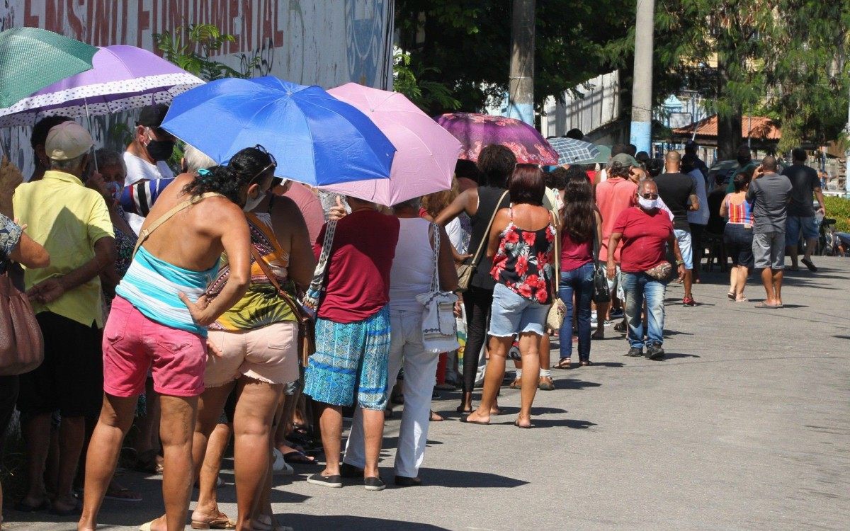 Vacina&ccedil;&atilde;o no Polo Sanit&aacute;rio, Washington Luiz Lopes, em S&atilde;o Gon&ccedil;alo. na foto, filas longas, cansa&ccedil;o e muito sol antes da vacina&ccedil;&atilde;o.