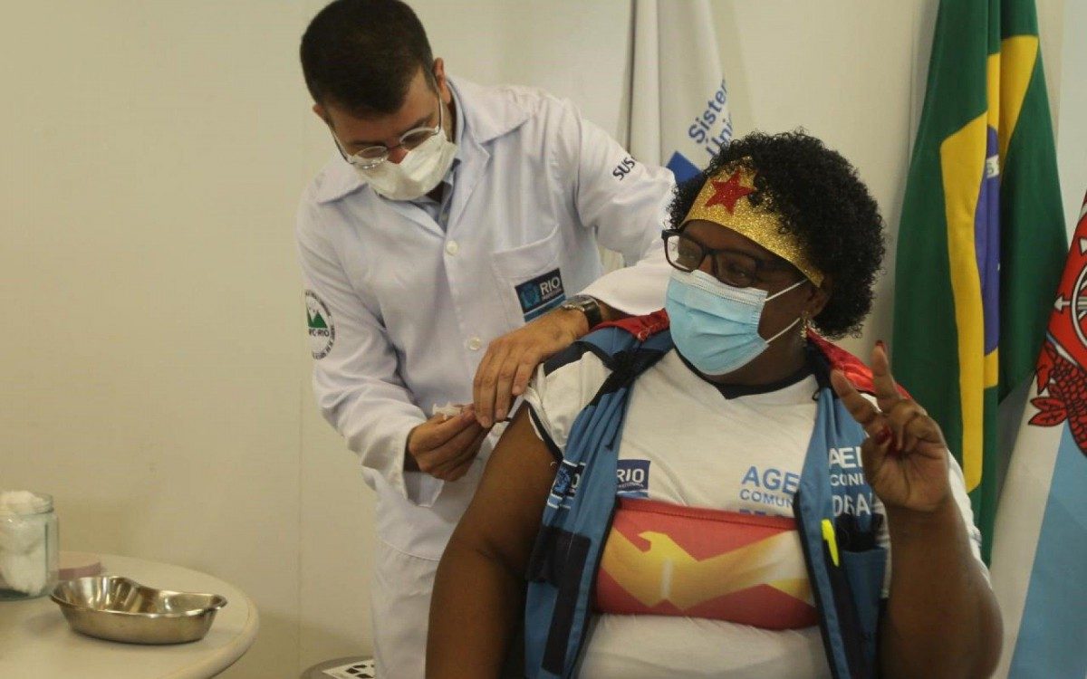 O secretário municipal de Saúde, Daniel Soranz, vacina a agente comunitária Adriana Damásio Lopes na Clínica da Família Estácio de Sá, no Rio Comprido, na Zona Norte do Rio  - Estefan Radovicz / Agencia O Dia