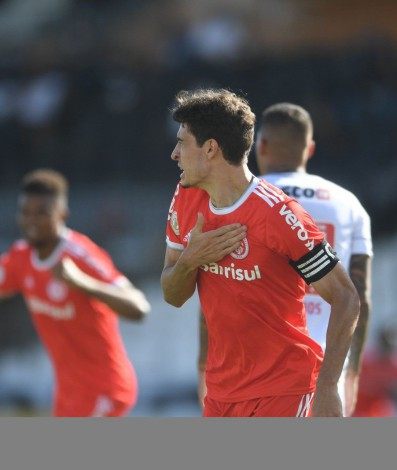 Rodrigo Dourado comemora o primeiro gol do Internacional sobre o Vasco, em São Januário