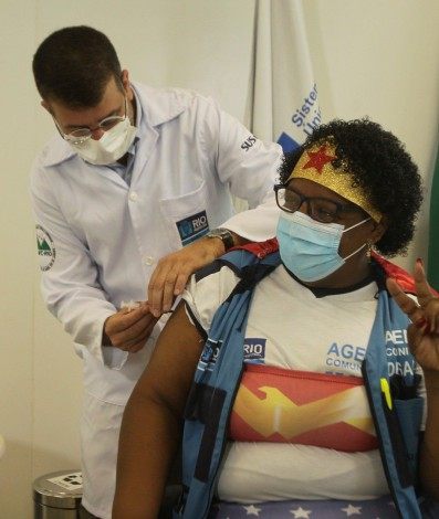 Vacinação na Clínica da Família, Estácio de Sá, no Rio Comprido. Na foto, o Secretário Municipal de Saúde, Daniel Sorans vacina a Agente Comunitária, Adriana Damázio Lopes.