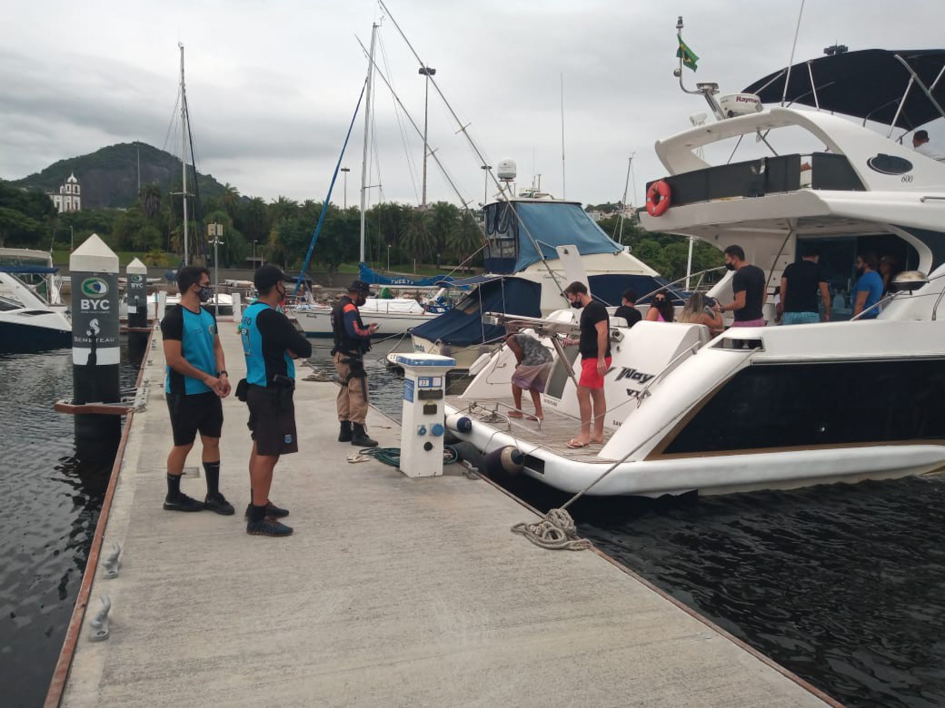 Guarda Marítima Municipal impediu a saída de mais 20 embarcações de médio e grande porte - Divulgação Seop / Prefeitura do Rio