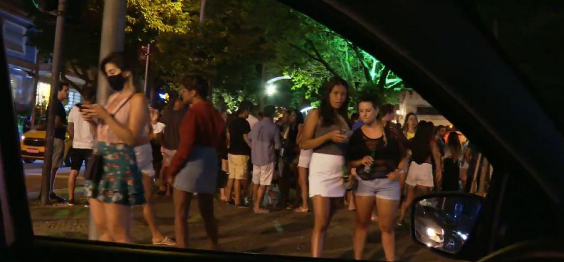 Em Copacabana, uma festa clandestina também conseguiu driblar a fiscalização, causando aglomeração - Reprodução/TV Globo