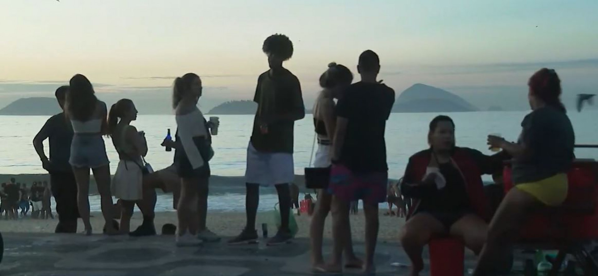 Já na manhã desta terça-feira, grupos continuavam confraternizando na praia do Leblon, próximo à Dias Ferreira - Reprodução/TV Globo