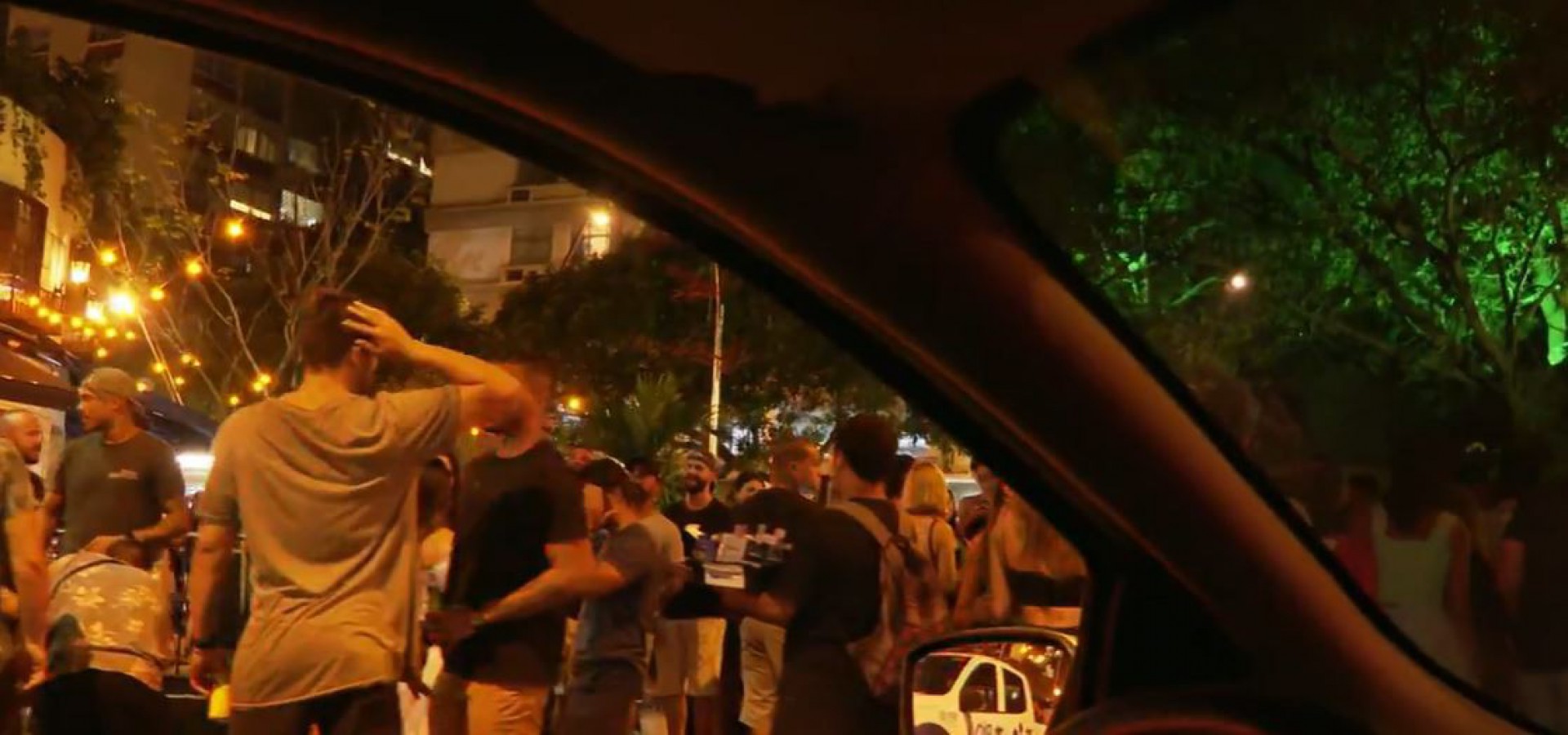 Tradicional no desrespeito às normas sanitárias da pandemia, a rua Dias Ferreira, no Leblon, voltou a registrar aglomeração nos bares - Reprodução/TV Globo