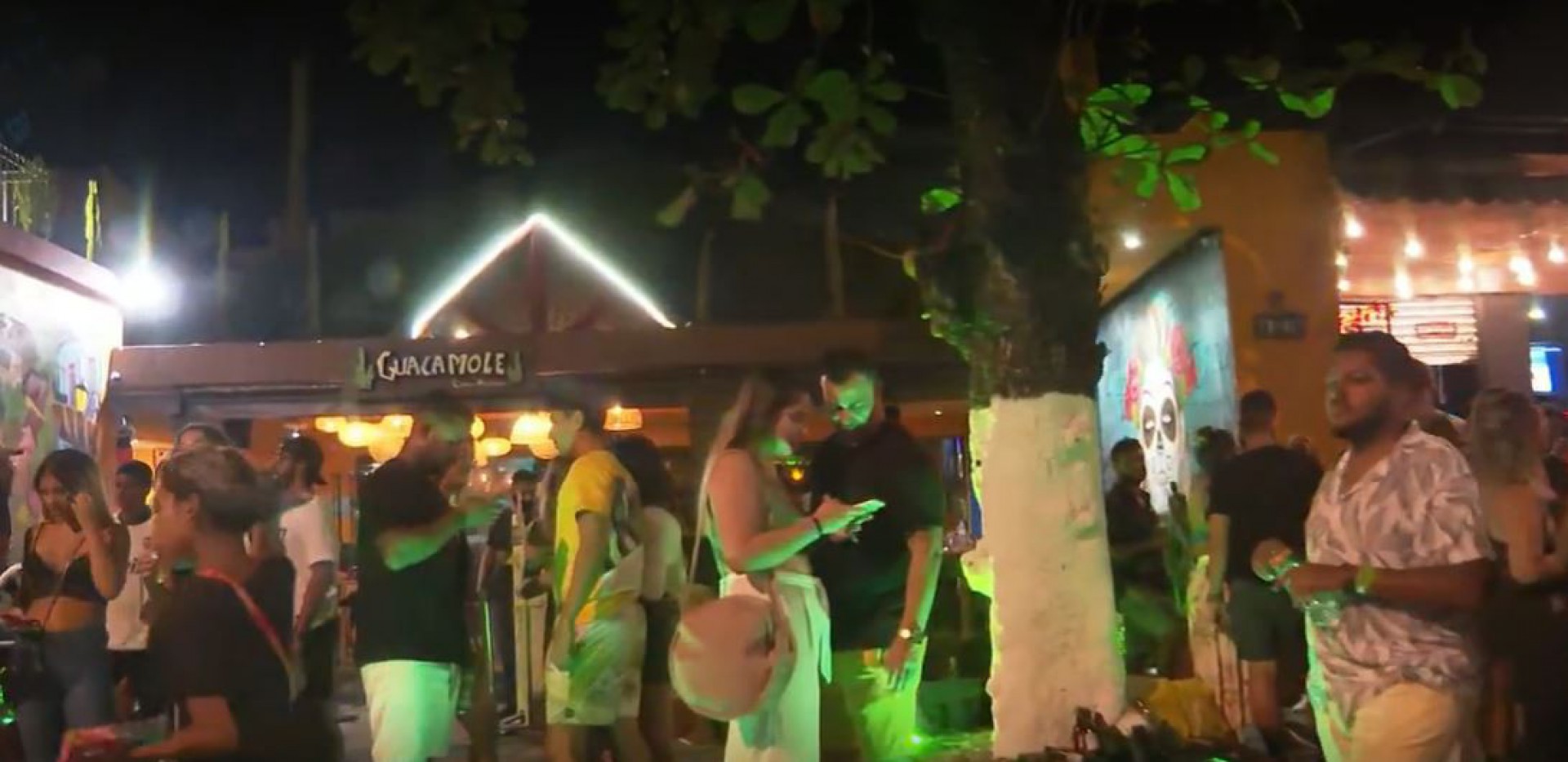 A rua Olegário Maciel, na Barra da Tijuca, voltou a contar com aglomeração de pessoas sem o uso de máscaras  - Reprodução/TV Globo