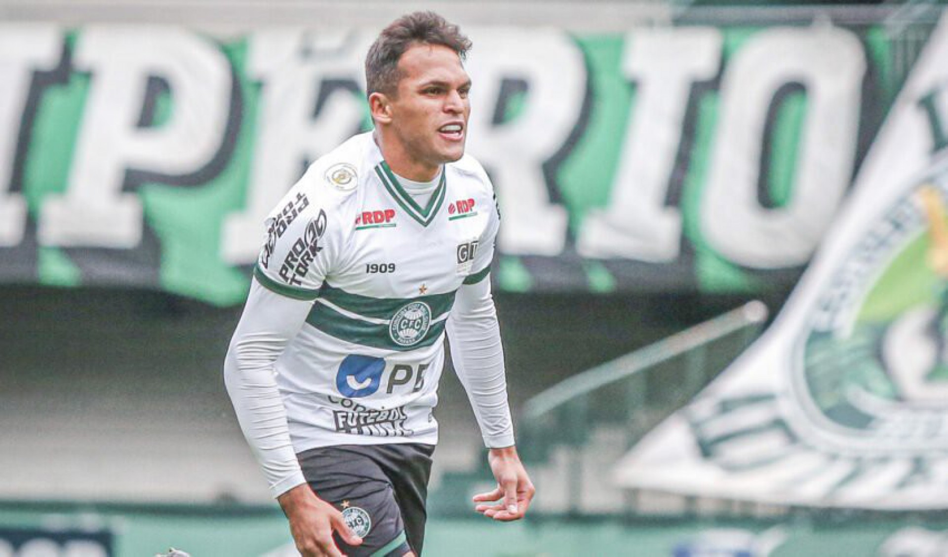 Botafogo apresenta proposta pelo atacante Robson, do Coritiba