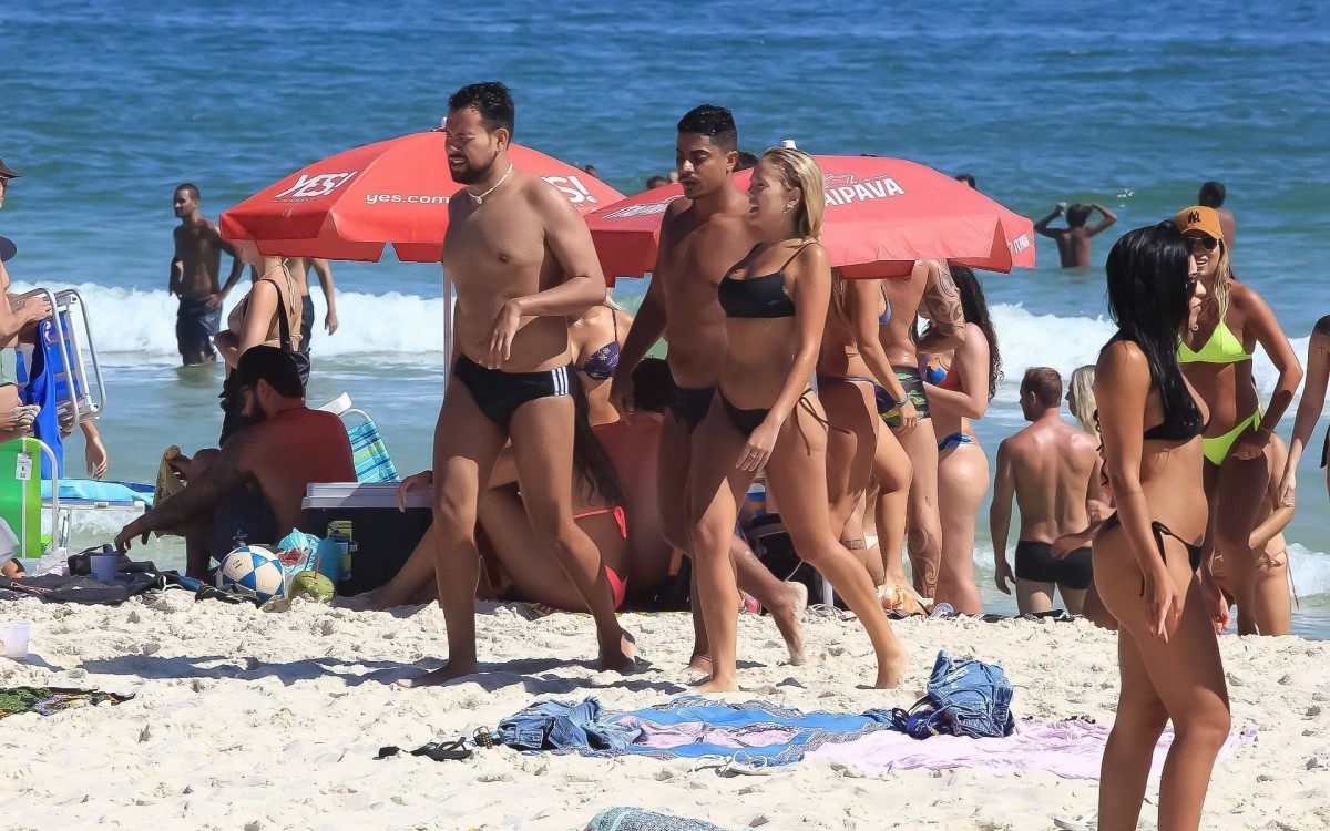 Gabi Lopes, que trocou beijos com outra mulher no reality show de Anitta, vai à Praia da Barra da Tijuca, na Zona Oeste do Rio, com o namorado