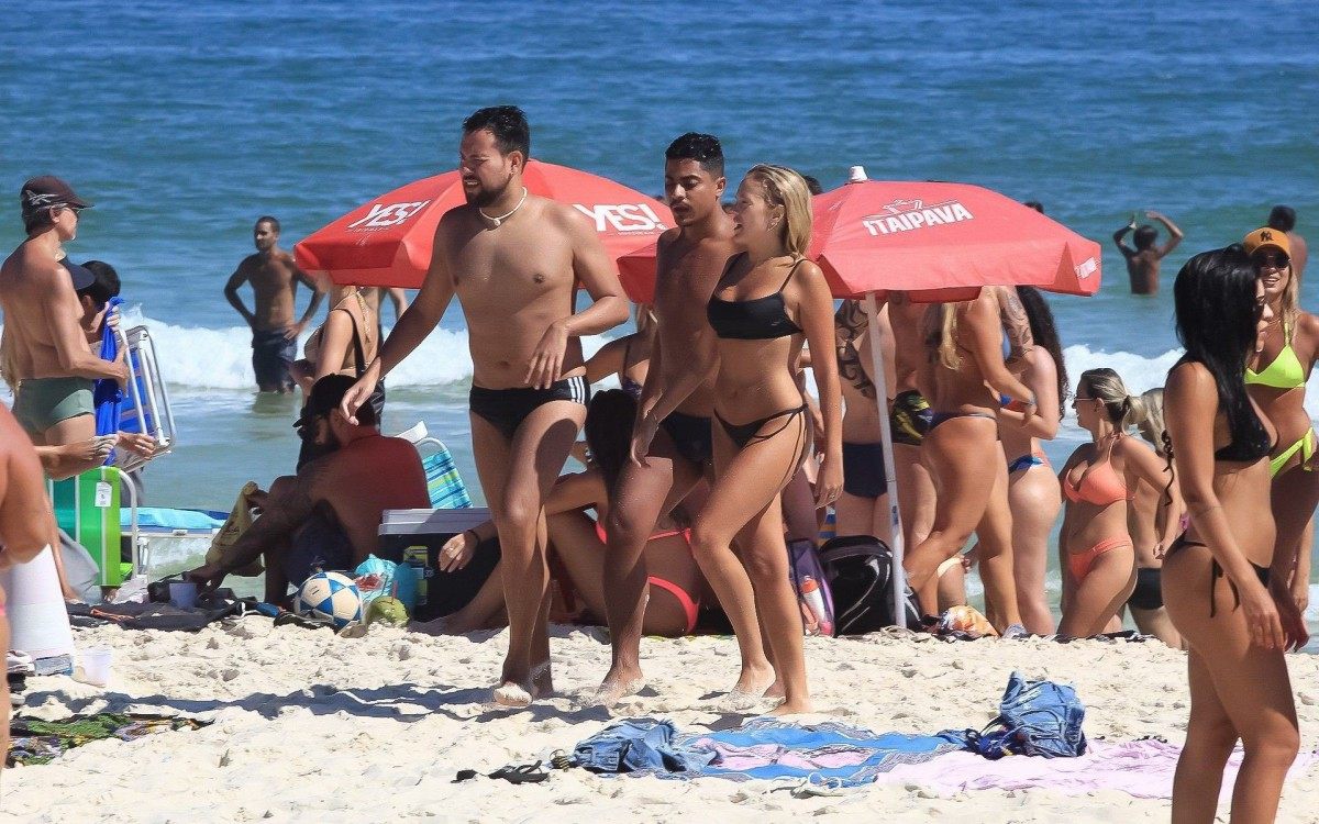 Gabi Lopes, que trocou beijos com outra mulher no reality show de Anitta, vai &agrave; Praia da Barra da Tijuca, na Zona Oeste do Rio, com o namorado