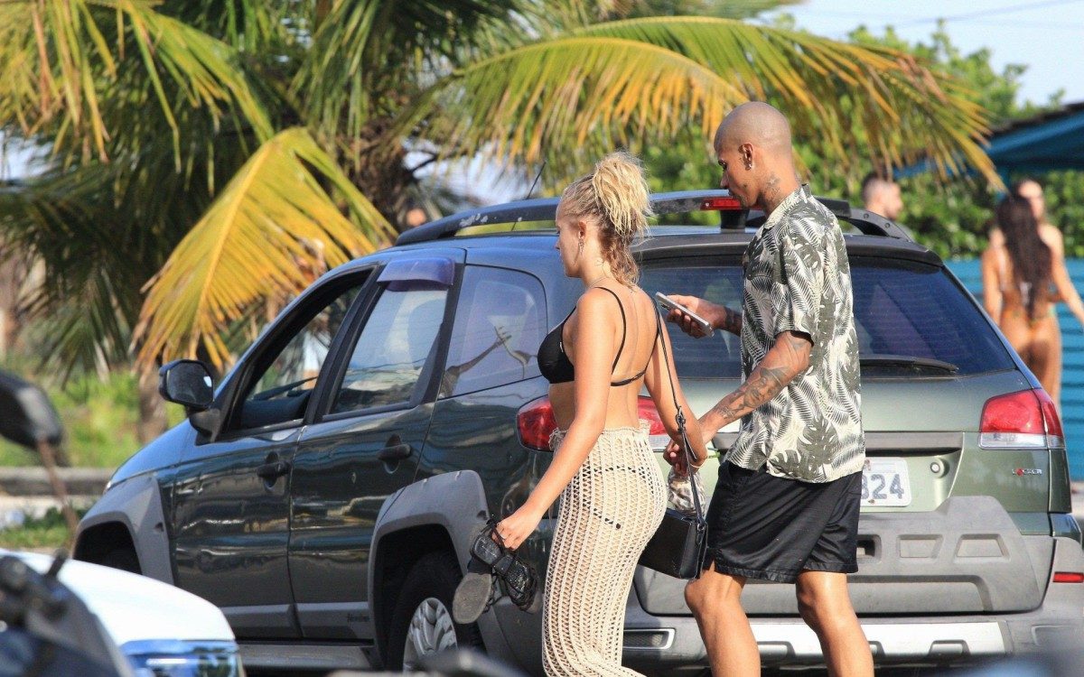 Gabi Lopes, que trocou beijos com outra mulher no reality show de Anitta, vai à Praia da Barra da Tijuca, na Zona Oeste do Rio, com o namorado
