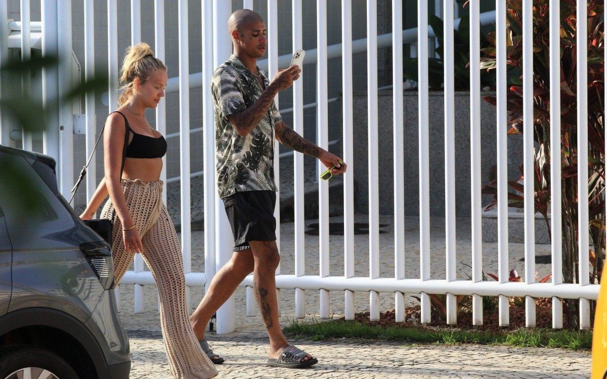 Gabi Lopes, que trocou beijos com outra mulher no reality show de Anitta, vai à Praia da Barra da Tijuca, na Zona Oeste do Rio, com o namorado