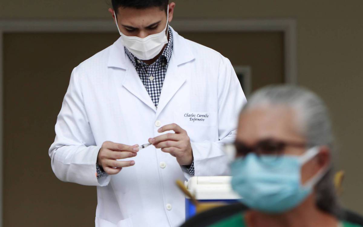 Temor &eacute; que novas remessas n&atilde;o cheguem a tempo para a segunda dose - Luciano Belford/Ag&ecirc;ncia O Dia