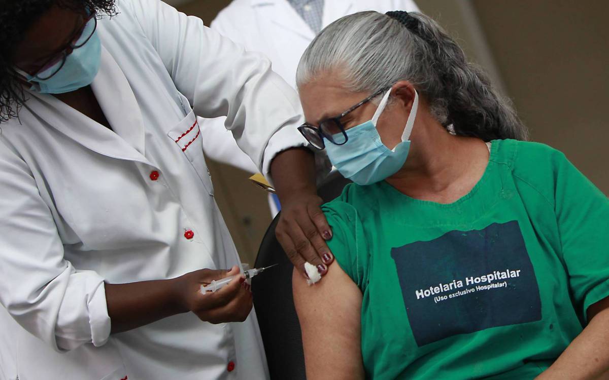 Profissionais do Hospital Municipal Gazolla receberam a segunda dose da Vacina. Na foto, Dulcin&eacute;ia da Silva Lopes - Luciano Belford/Ag&ecirc;ncia O Dia