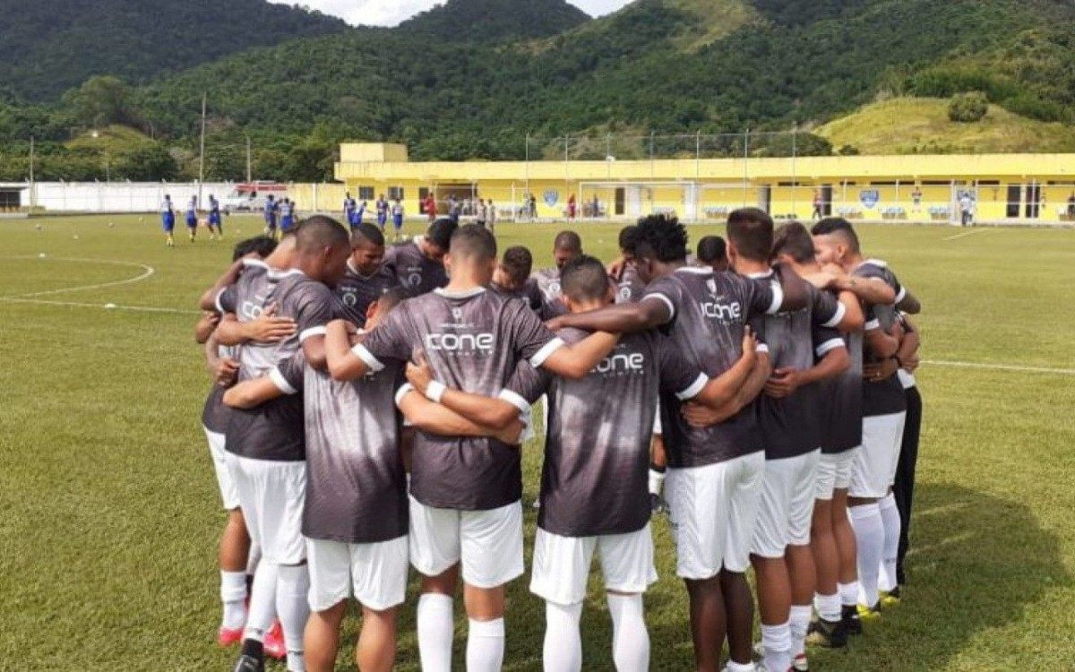 Mesmo no Carnaval, o elenco do Alvinegro treinou normalmente e chegou a fazer um jogo-treino contra o Estrela do Norte/ES. - Foto: divulgação/ AEC