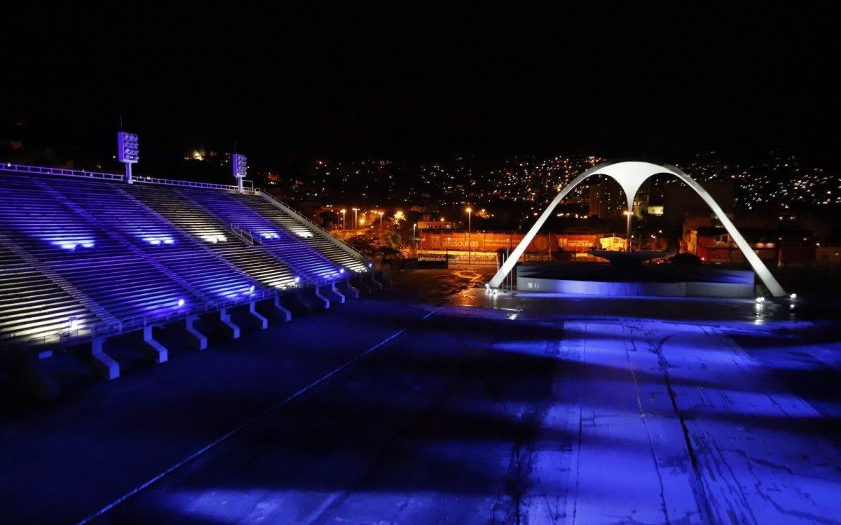 Luzes coloridas na Passarela do Samba homenageiam agremiações e os mortos pela covid-19 - Beth Santos/Prefeitura do Rio