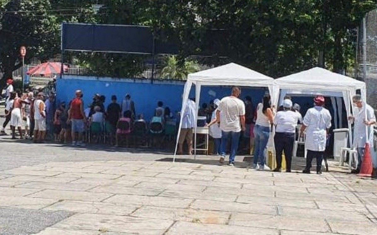 A vacinação contra a Covid-19 prosseguiu nesta quarta-feira de Cinzas (17), em idosos a partir de 83 anos e em profissionais de saúde com mais de 60 anos - Divulgação