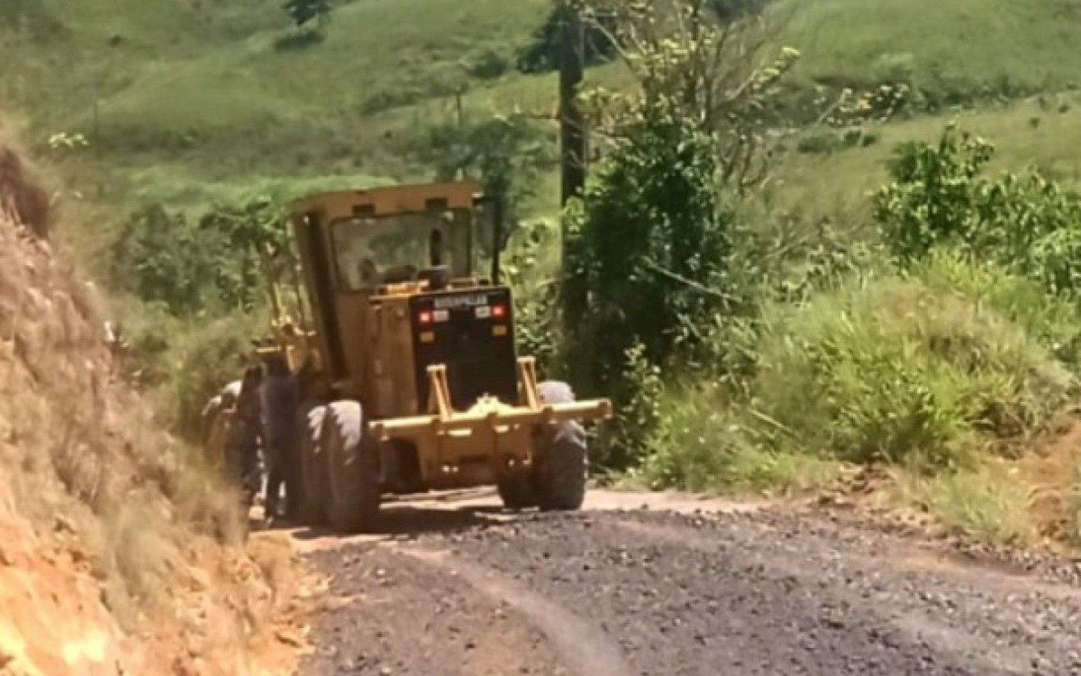 Serviços de manutenção na estrada Santa Rita, em Bulhões - Divulgação