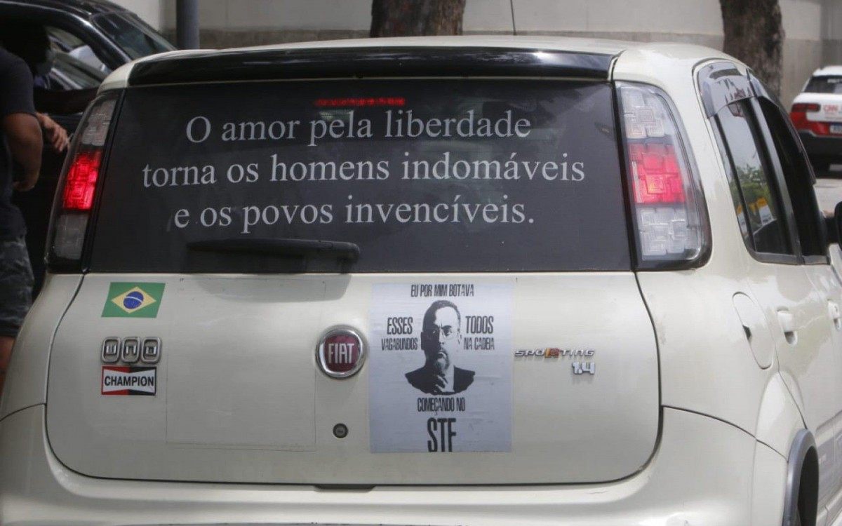 Bolsonaristas v&atilde;o at&eacute; a porta da PF no Rio - Reginaldo Pimenta / Agência O Dia