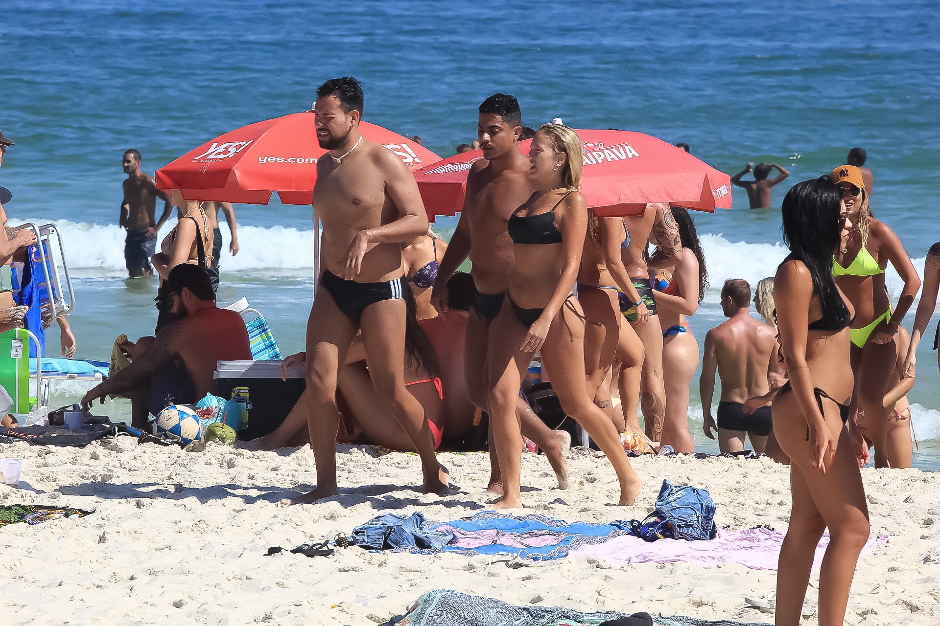 Atriz de 'Gênesis' que beijou outra mulher em reality de Anitta vai à praia com namorado