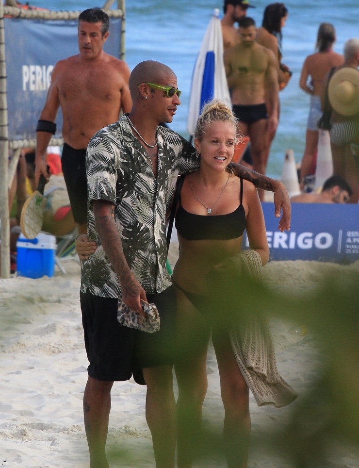 Gabi Lopes, que trocou beijos com outra mulher no reality show de Anitta, vai à Praia da Barra da Tijuca, na Zona Oeste do Rio, com o namorado